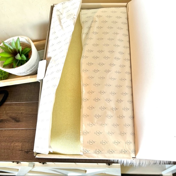 New in box Hannah The Little Dutch Maiden Lenox Doll - Picture 2 of 4